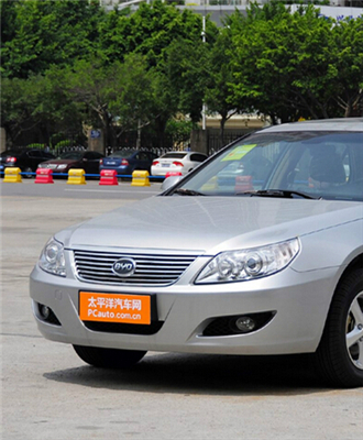 比亞迪典雅銀色汽車漆展(zhǎn)示